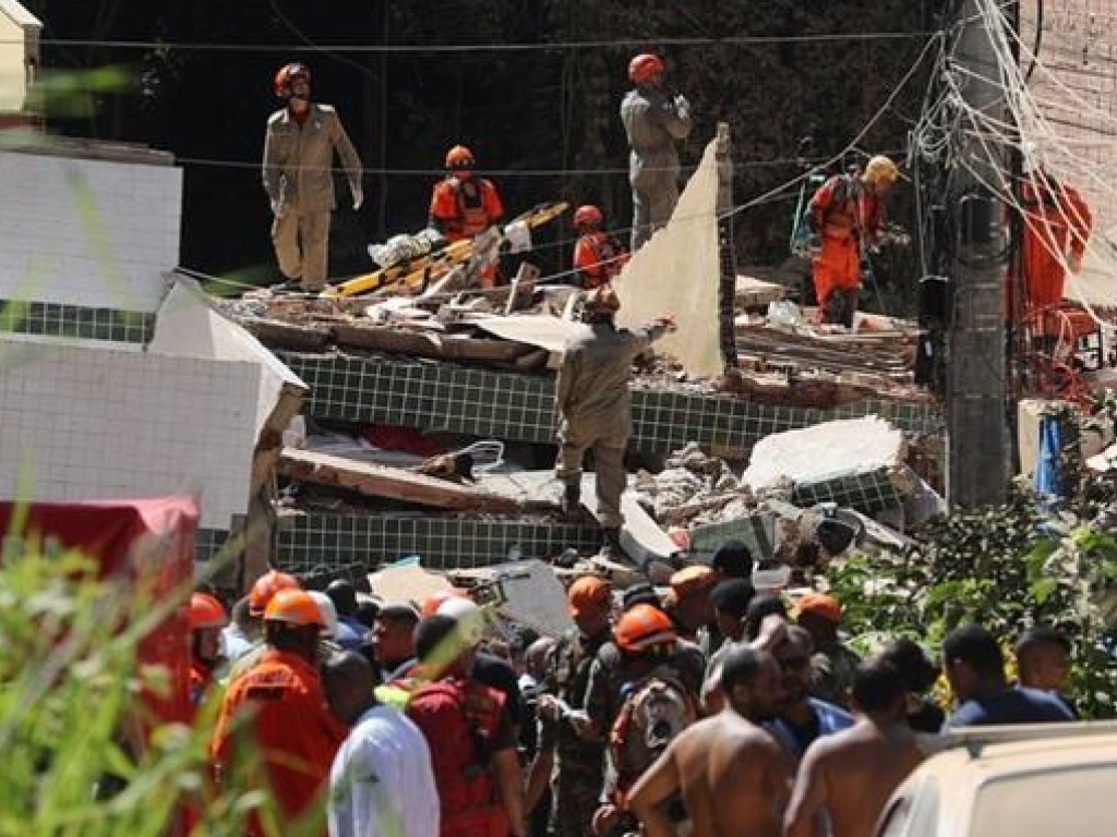 В Рио-де-Жанейро обрушились два дома: двое взрослых и ребенок погибли, 8 получили травмы (ФОТО, ВИДЕО)