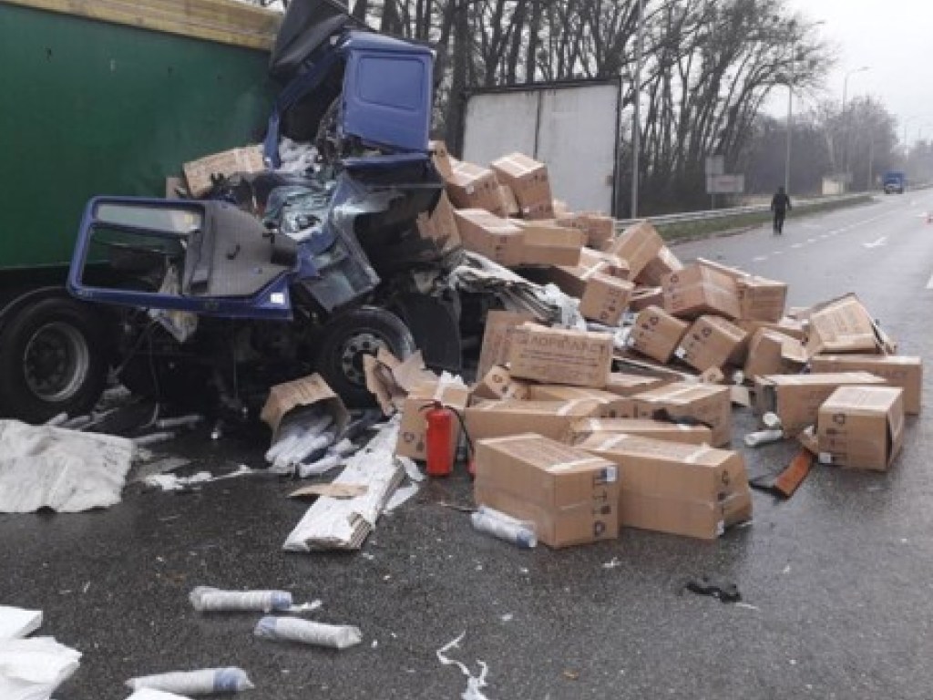 Жуткое ДТП в Житомирской области: фура врезалась в припаркованный грузовик, один водитель погиб (ФОТО)