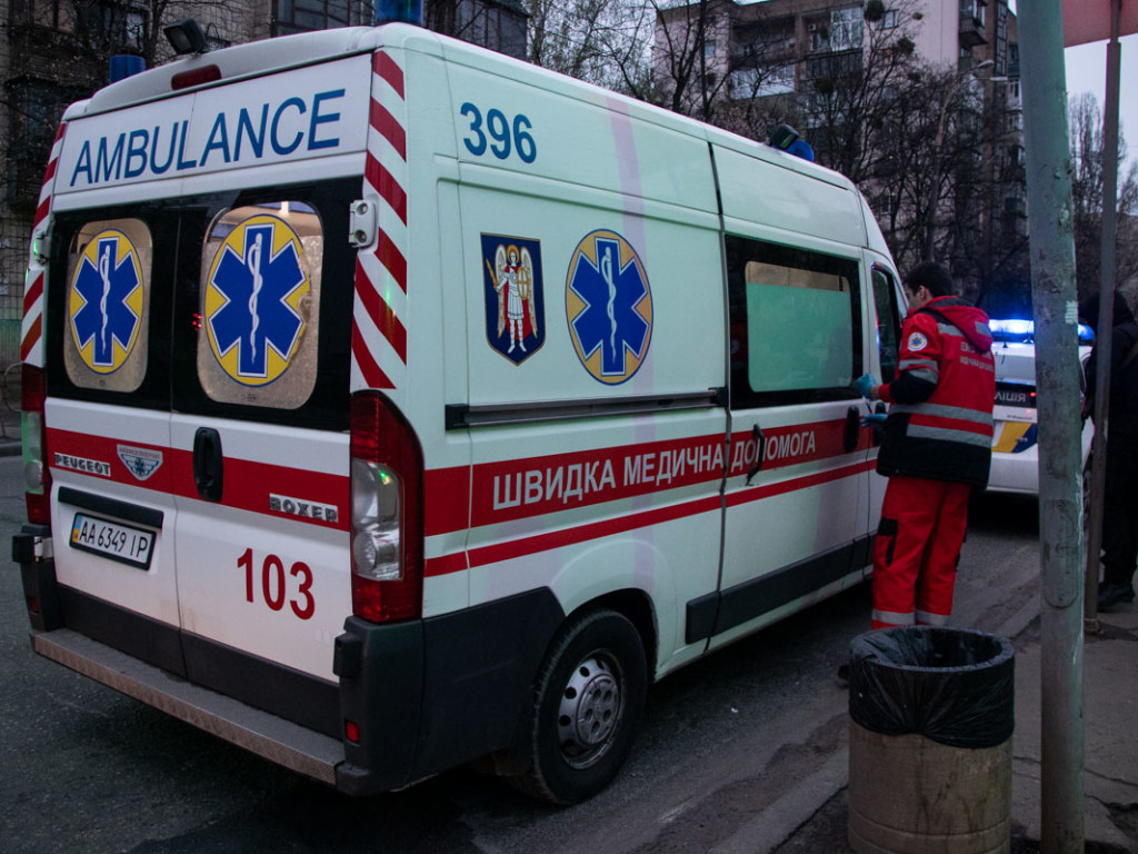 В Шевченковском районе Киева нашли окровавленного мужчину: полиция опросила пьяных свидетелей преступления (ФОТО)