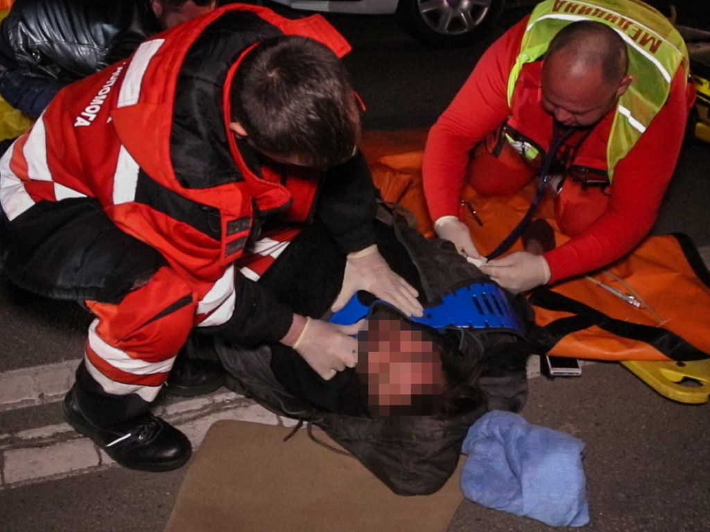 В Киеве мужчина прыгнул под колеса BMW: у пострадавшего – множественные переломы (ФОТО, ВИДЕО)