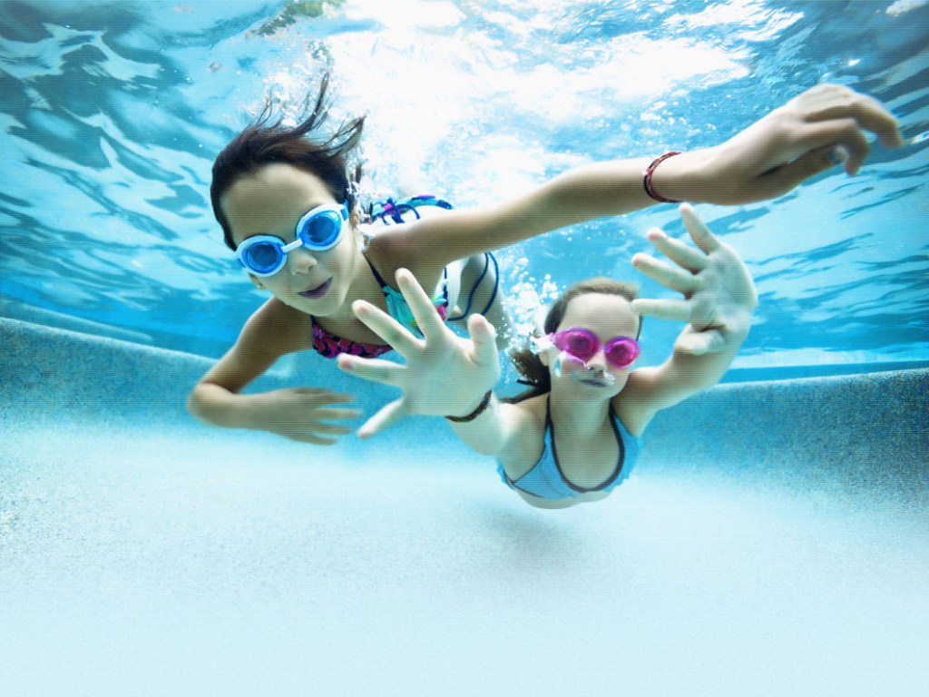 Доктор Комаровский рассказал, стоит ли ребенка с раннего возраста учить плавать