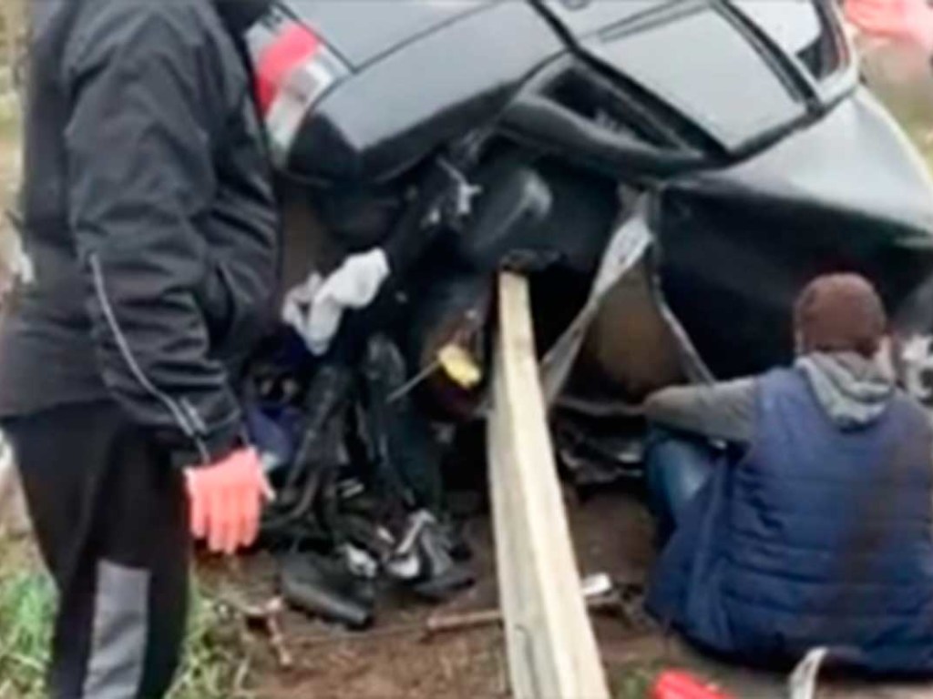 Смертельное ДТП под Харьковом: мужчина за рулем ВАЗ влетел в отбойник и убил пассажира