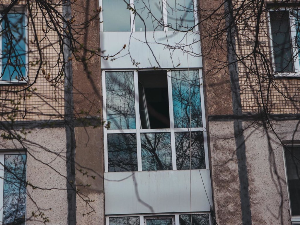 37-летний мужчина выбросился из окна лестничной клетки на проспекте Победы в Киеве (ФОТО, ВИДЕО)