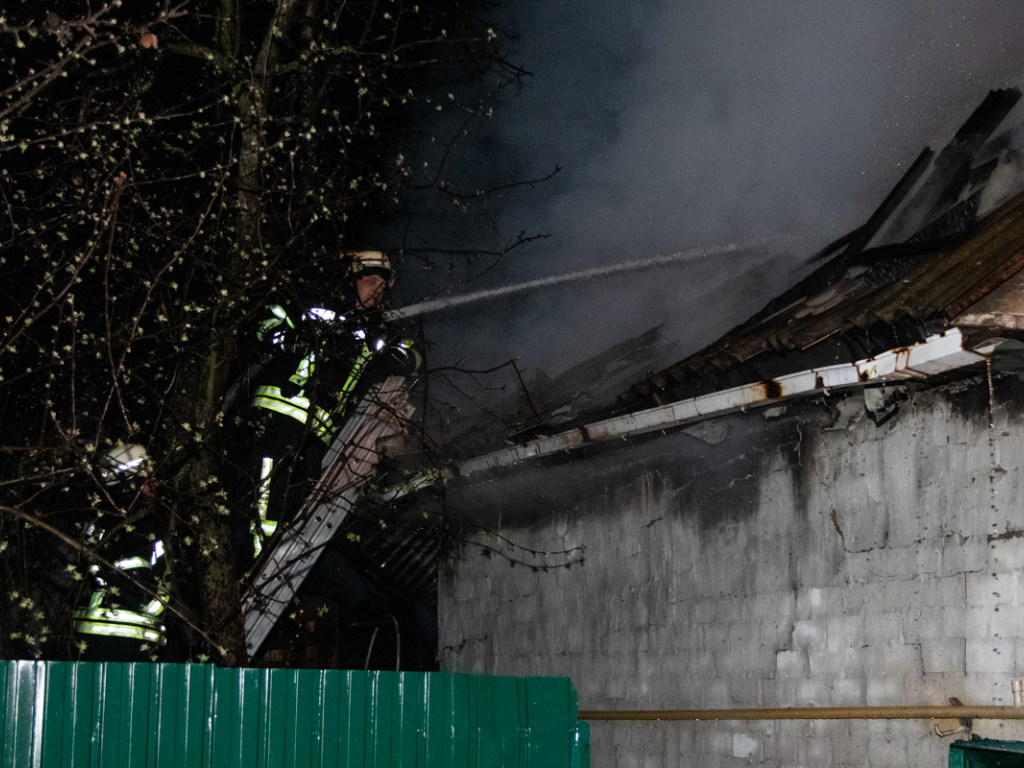 На улице Бориспольской в Киеве сгорел гараж с пристройкой (ФОТО, ВИДЕО)