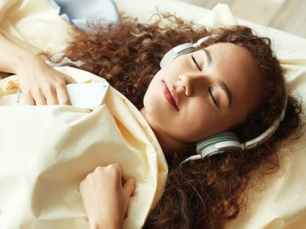 Медики категорически запретили спать под музыку