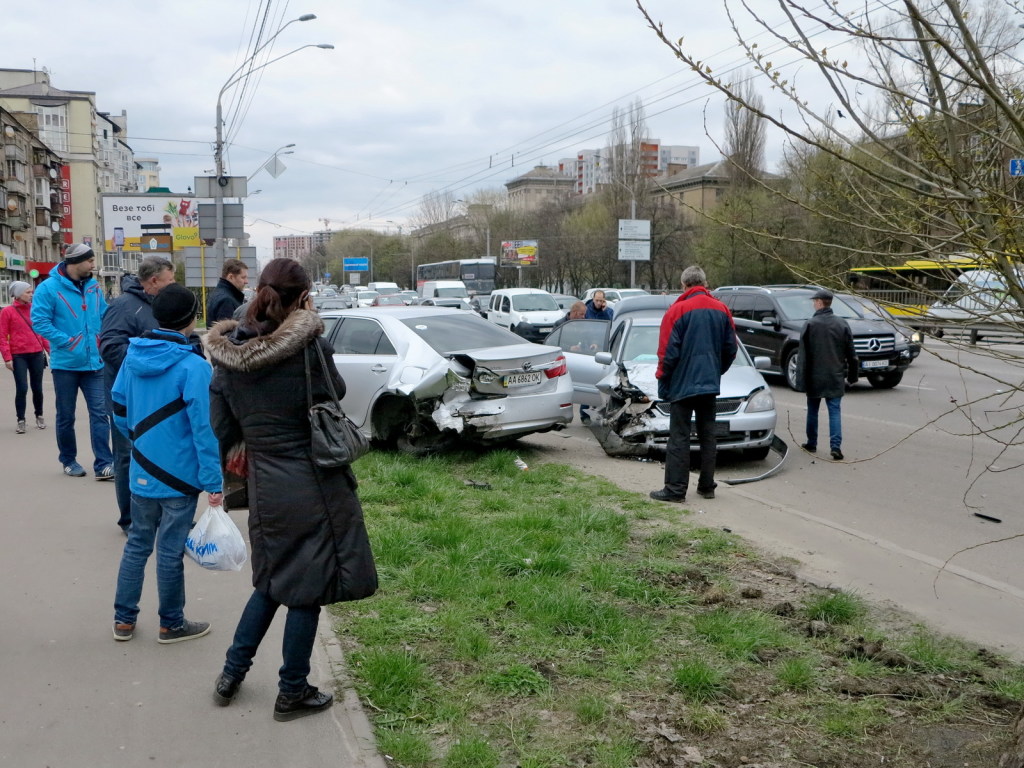На проспекте Победы в Киеве произошло пьяное ДТП: разбились три иномарки (ФОТО)
