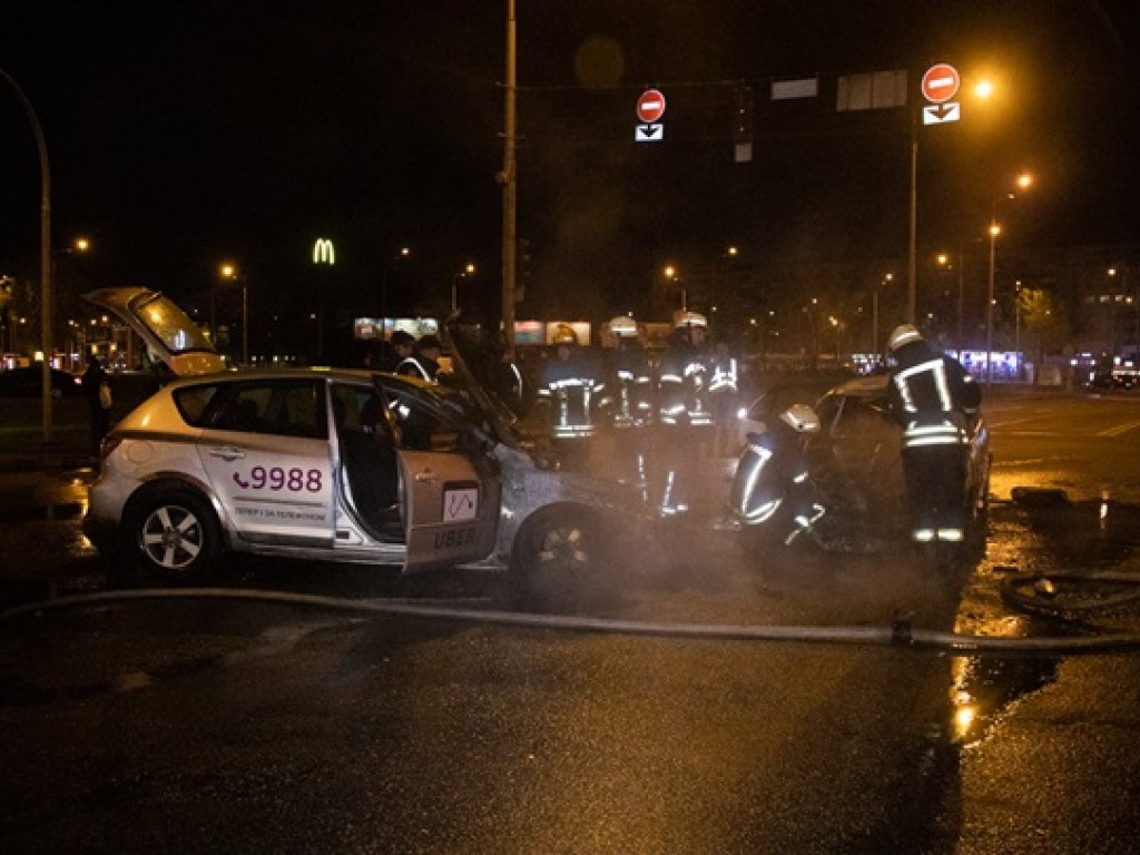 В Киеве на Дарницкой площади столкнулись два такси: автомобили сгорели дотла (ФОТО, ВИДЕО)