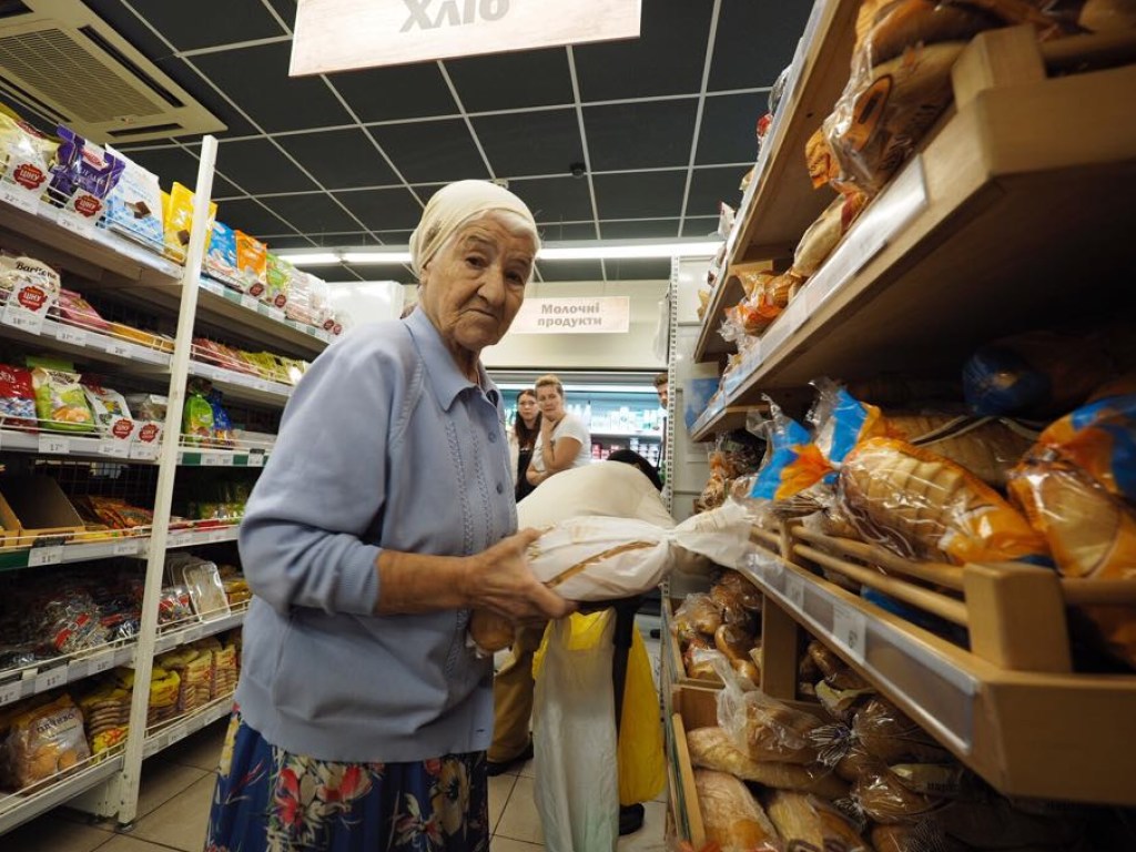 В украинских супермаркетах начали дорожать продукты для пенсионеров &#8212; аналитик