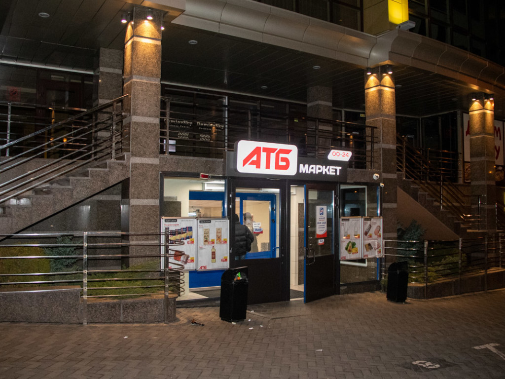Придавило поддоном на работе: в Голосеевском районе Киева травмировался грузчик супермаркета