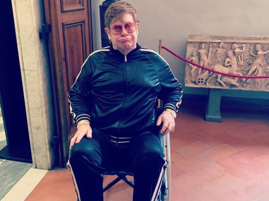 71-летний Элтон Джон оказался в инвалидном кресле (ФОТО)