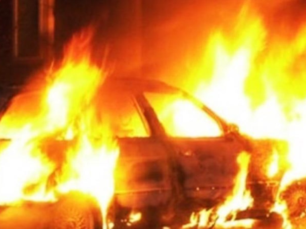 В Киеве на улице Краковской горел автомобиль (ВИДЕО)