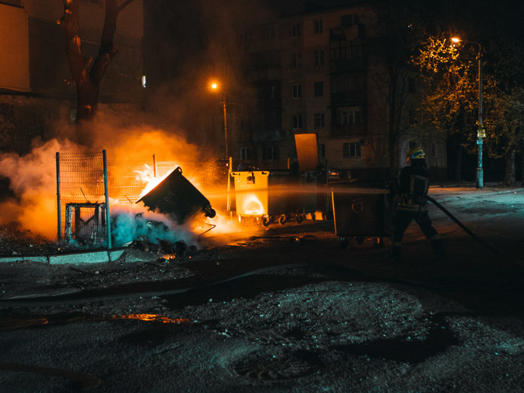 Неизвестные подожгли мусорные баки в Днепре (ФОТО, ВИДЕО)