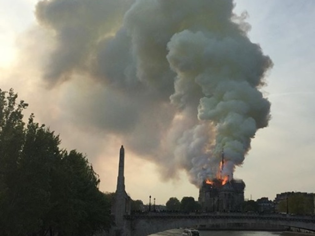 Сильный пожар произошел в соборе Парижской Богоматери (ВИДЕО)