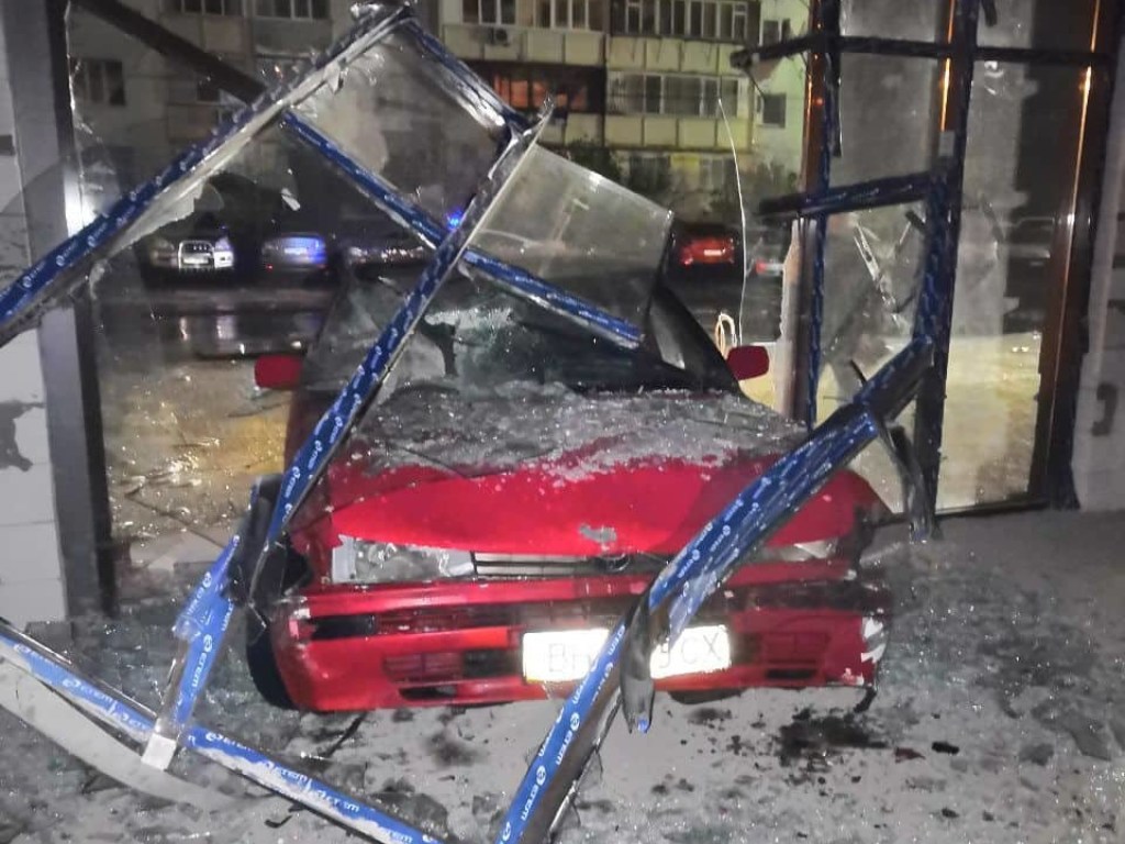 В Одессе Toyota влетала в витрину: водитель с места инцидента сбежал (ФОТО)