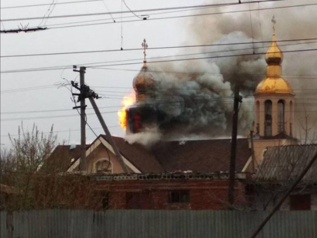 В Харьковской области вспыхнула церковь УПЦ МП (ФОТО, ВИДЕО)