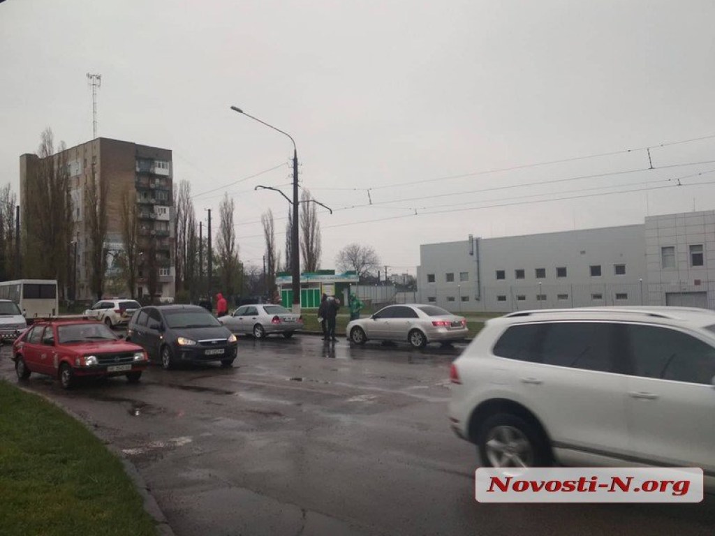 В Николаеве дорогу не поделили Mercedes и Ford (ФОТО)