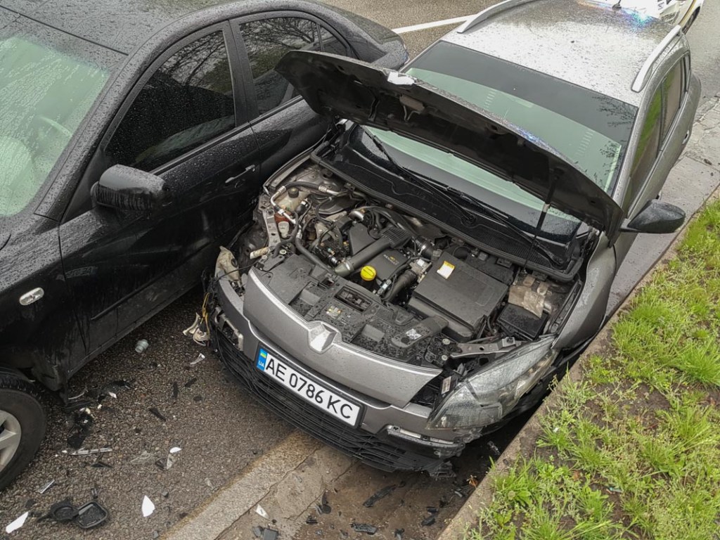 В Днепре столкнулись Hyundai и Renault: очевидцы показали ужасное видео аварии