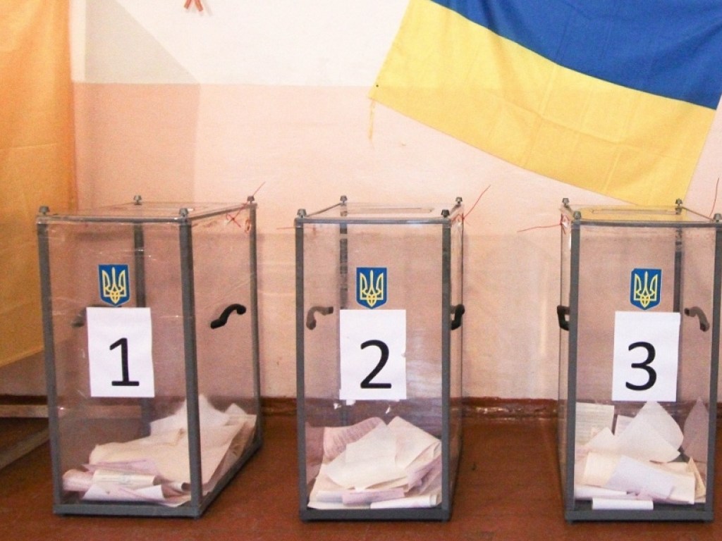 Жители Харькова не могут сменить место голосования: стоят в очередях (ФОТО)