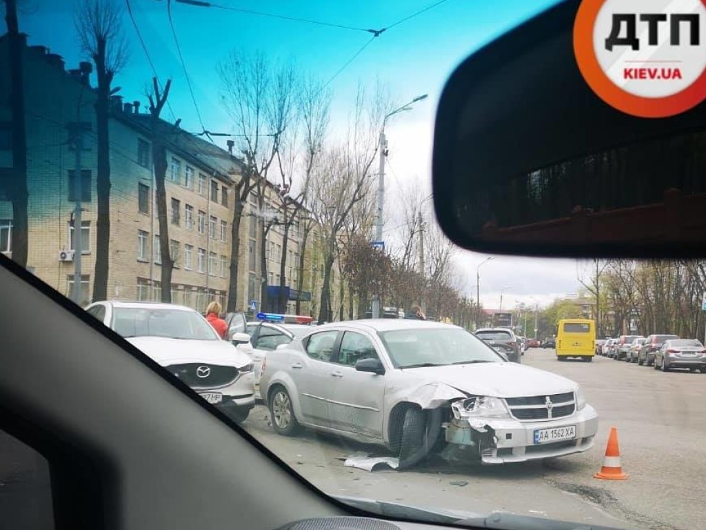 На Сырце в Киеве столкнулись две иномарки (ФОТО)
