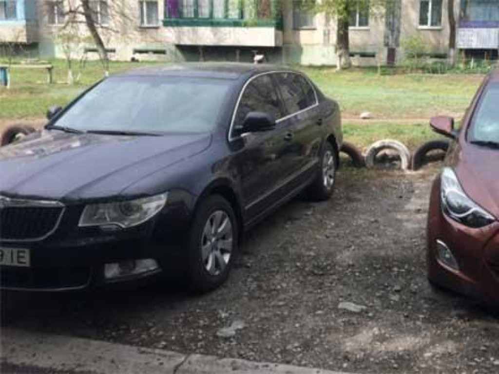 Ущерб на сотни тысяч гривен: участник АТО с кувалдой повредил более 20 автомобилей (ФОТО)