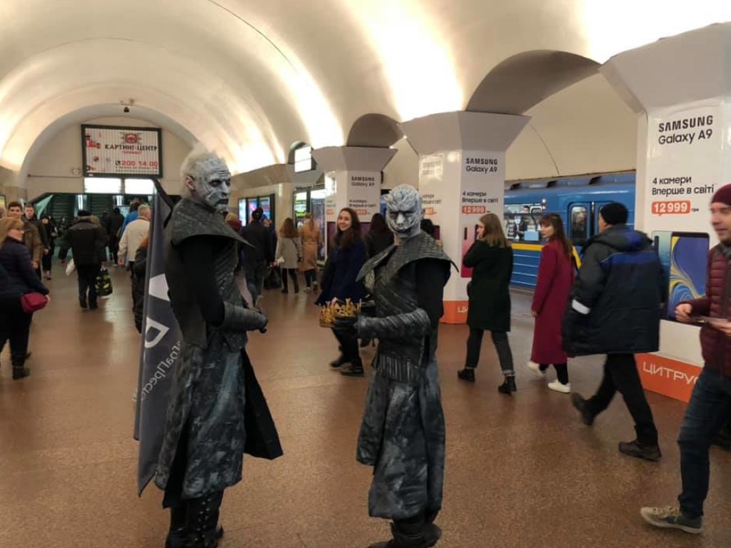 В киевском метро разгуливали «белые ходоки» из Игры престолов (ФОТО)