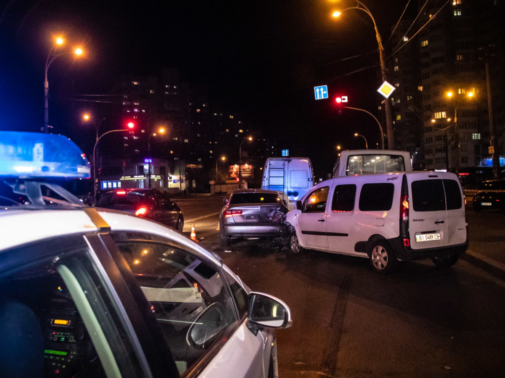 В Киеве на перекрестке водитель Renault потерял сознание от столкновения с Audi (ФОТО, ВИДЕО)