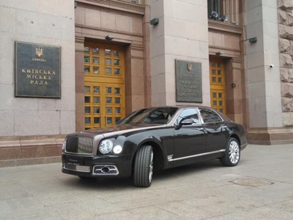 «Машинки» за 20 миллионов гривен: у входа КГГА припарковали два новых Bentley (ФОТО)