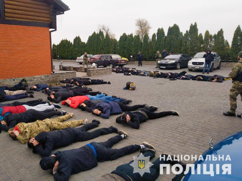 «Положили всех на пол»: под Киевом полиция проверила более 60 постояльцев отеля (ФОТО)