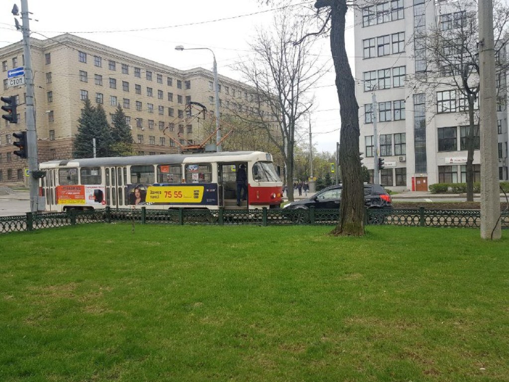 В Харькове «герой парковки» заблокировал движение трамваев (ФОТО)