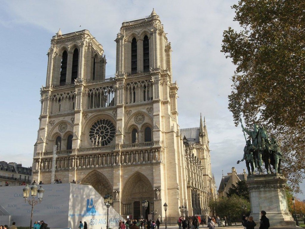 В Париже оценивают ущерб от пожара в Нотр-Дам де Пари (ВИДЕО)