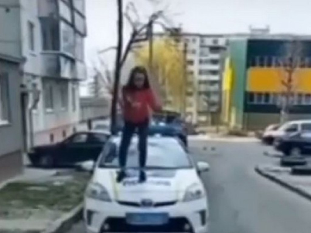 В Ровно школьница станцевала на капоте полицейского автомобиля (ВИДЕО)