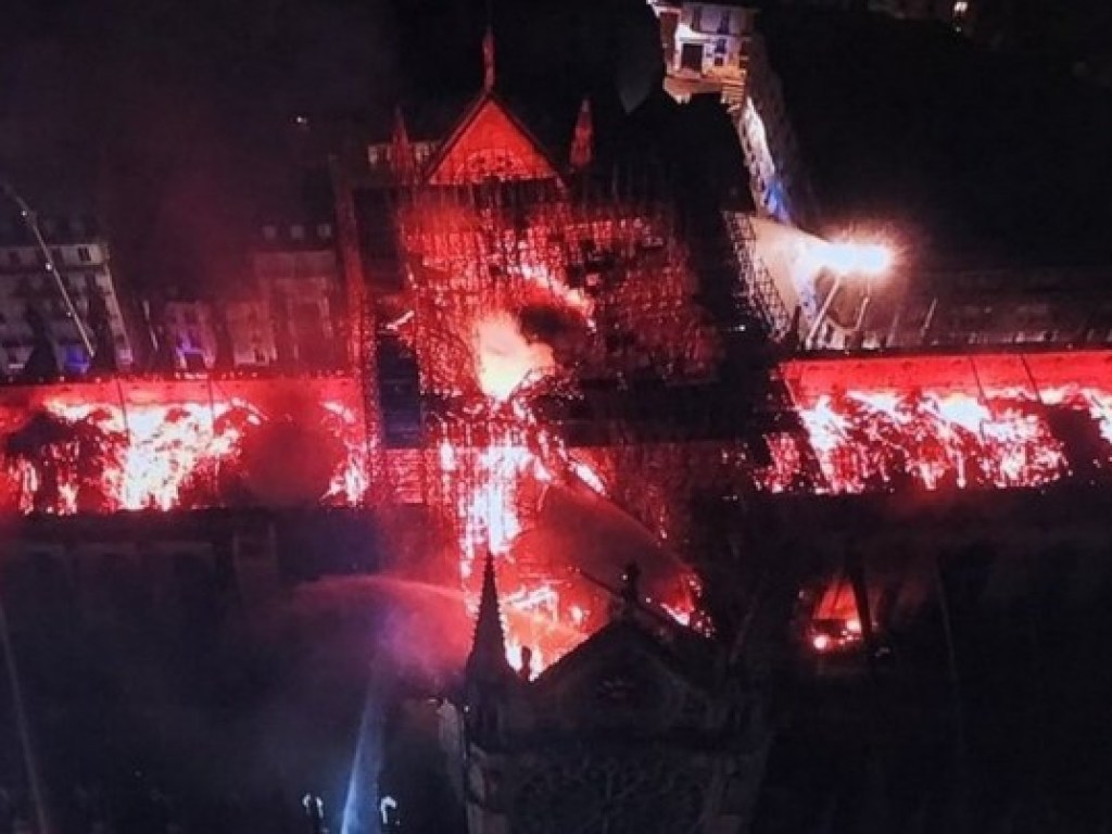 В Сети появился снимок пожара в соборе Парижской Богоматери