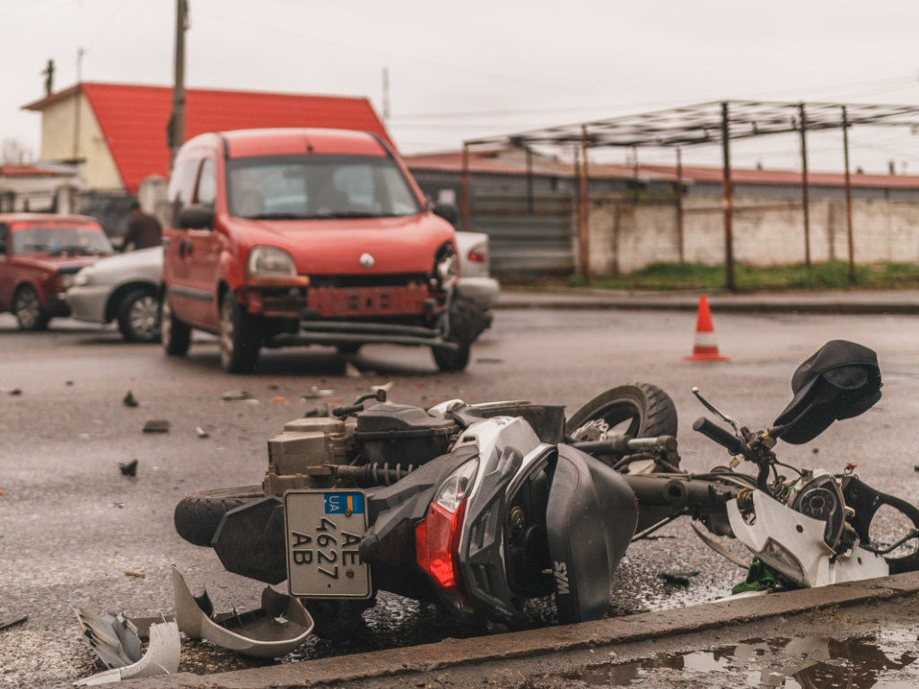 В Днепре столкнулись Renault и скутер (ФОТО, ВИДЕО)