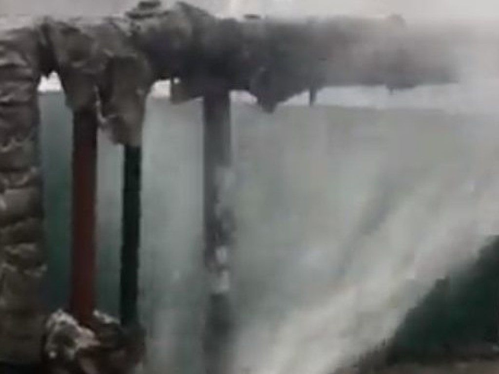 В Одессе из-под земли «вырвался» фонтан воды высотой в три этажа (ВИДЕО)