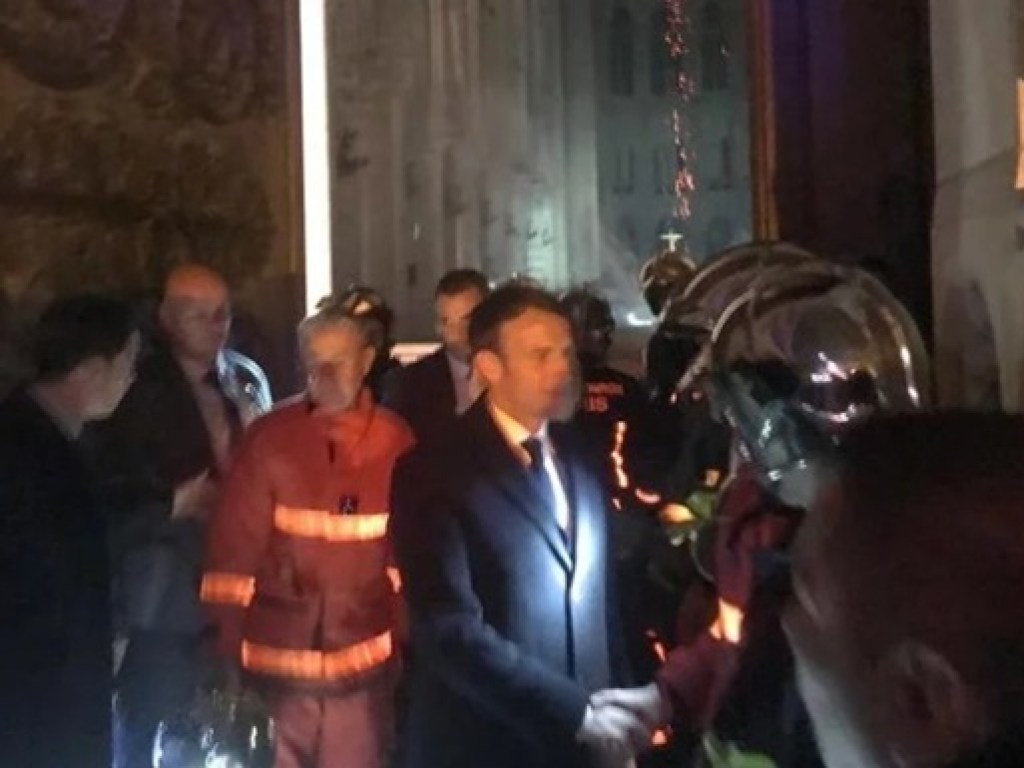 Пожар в Нотр-Дам де Пари: Макрон вошел с женой внутрь горящего Собра Парижской Богоматери (ВИДЕО)