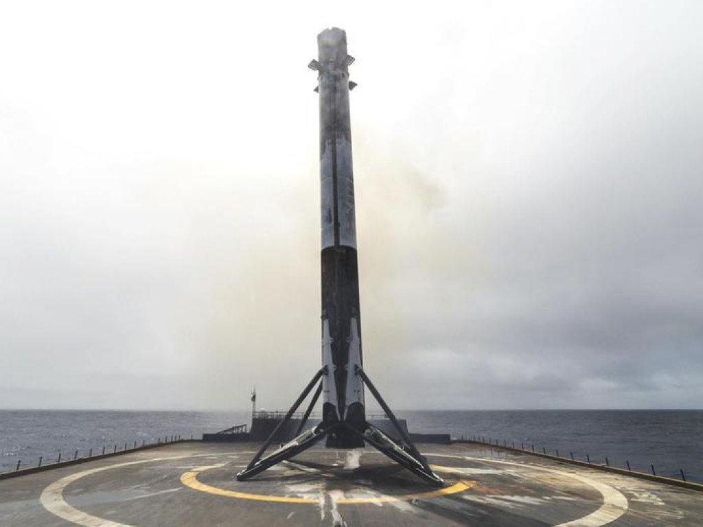 В океане затонул ускоритель для Falcon Heavy во время транспортировки (ФОТО)