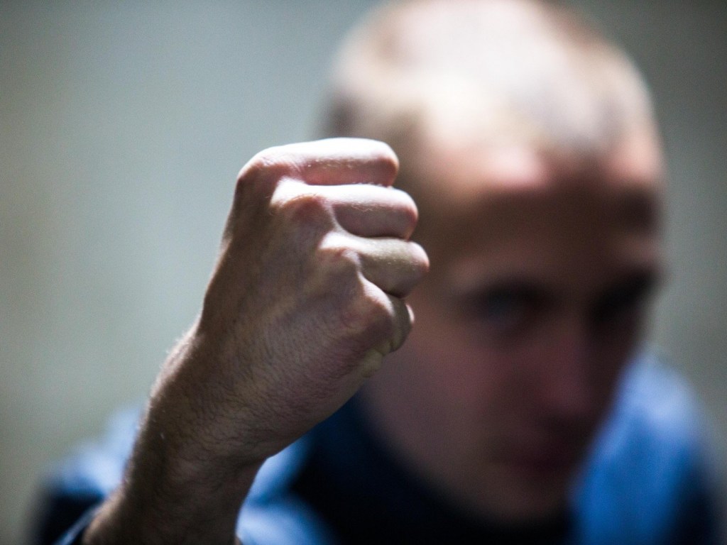 Водитель-нарушитель ударил головой в глаз патрульного под Киевом
