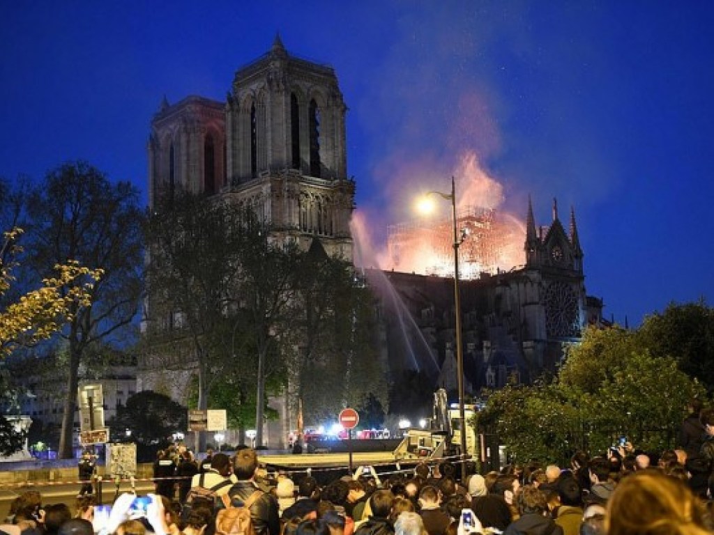 В Сети появились фото собора Парижской Богоматери после пожара