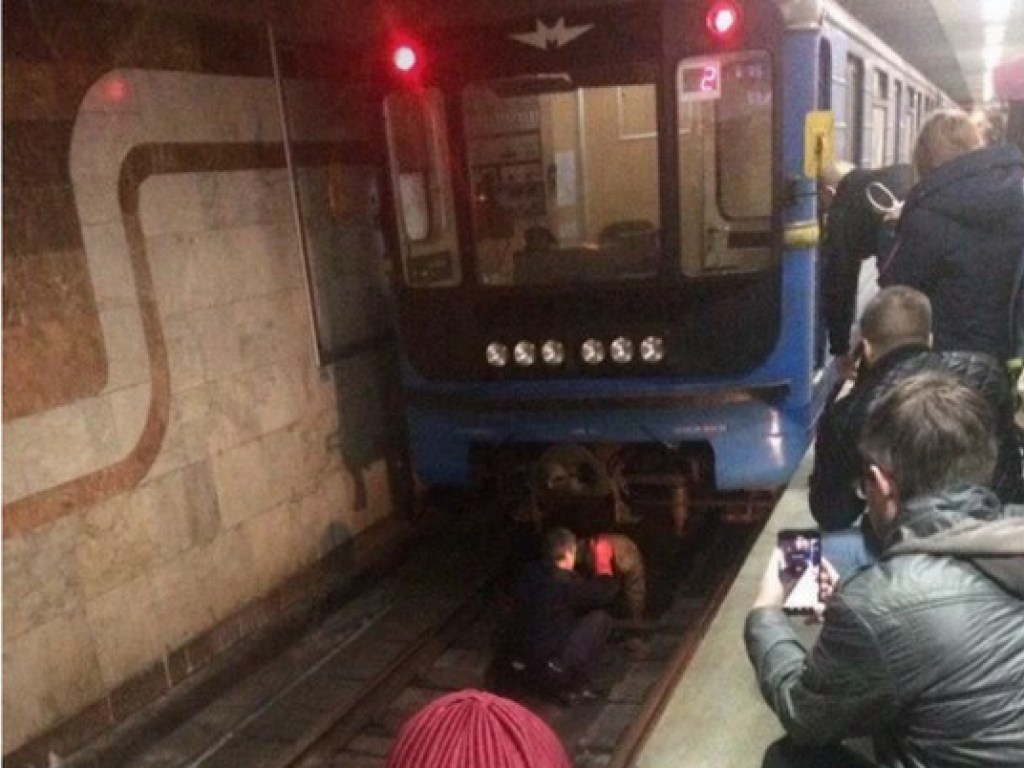 В Харькове мужчина упал под поезд метро (ФОТО)