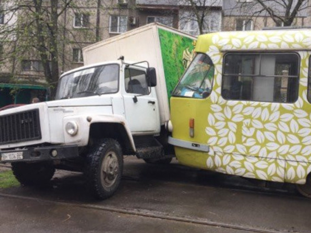 В Одессе трамвай врезался в грузовик (ФОТО)