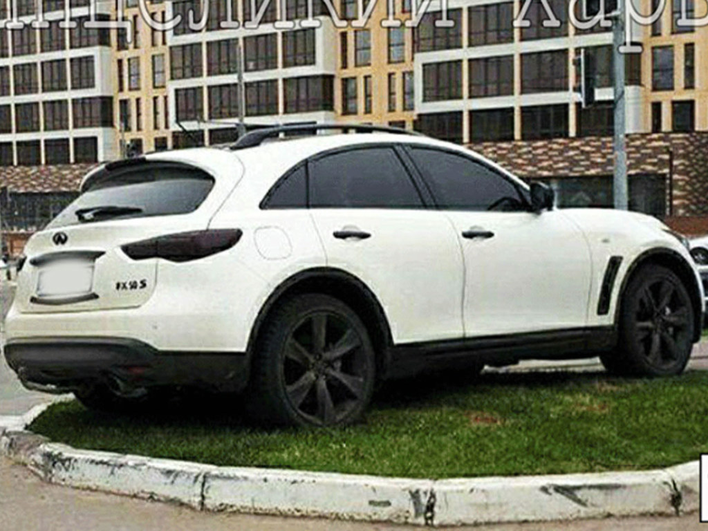 В Харькове наглый «герой парковки» на Infinity испортил газон (ФОТО)