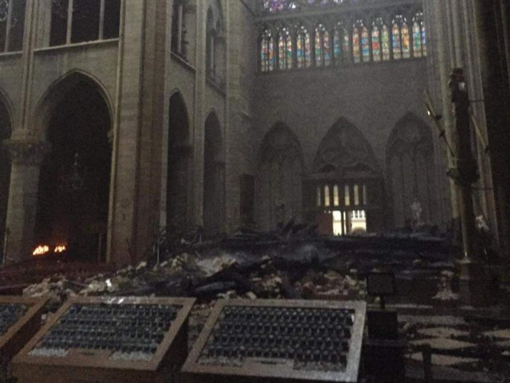 Стало известно, что уцелело при пожаре в соборе Парижской Богоматери