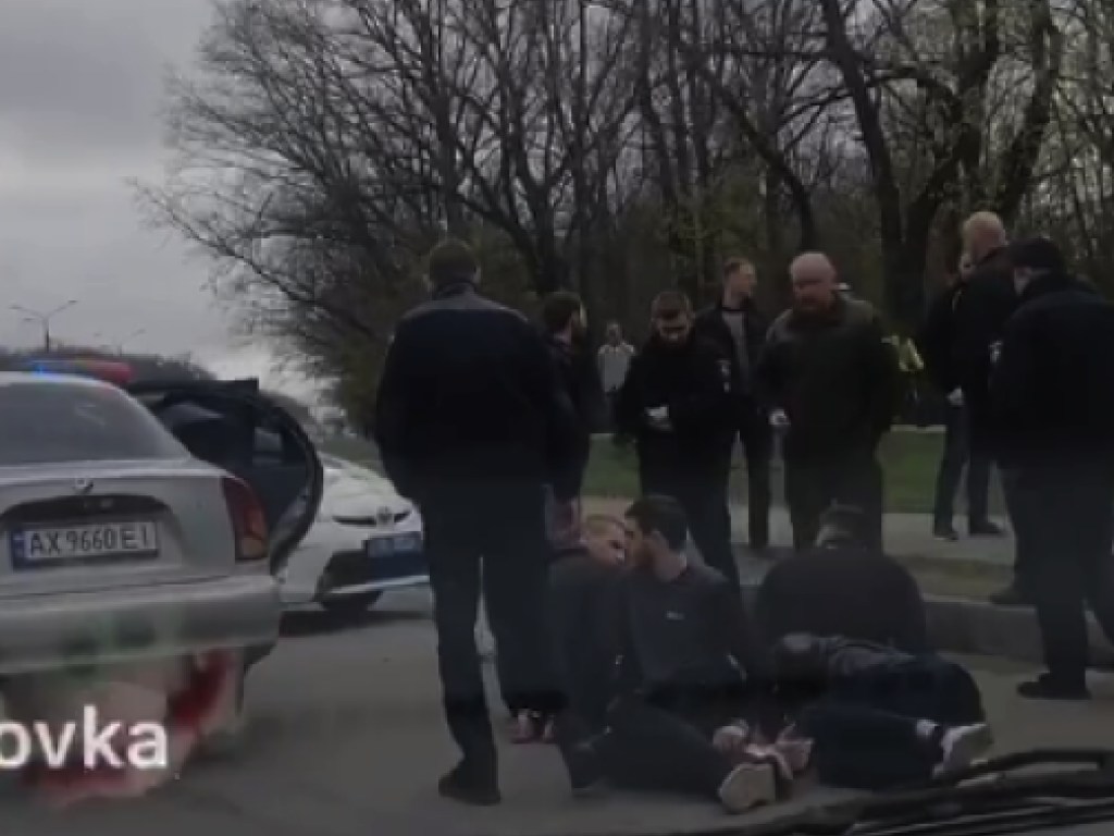 В Харькове иностранцы устроили стрельбу напротив части Нацгвардии (ВИДЕО)