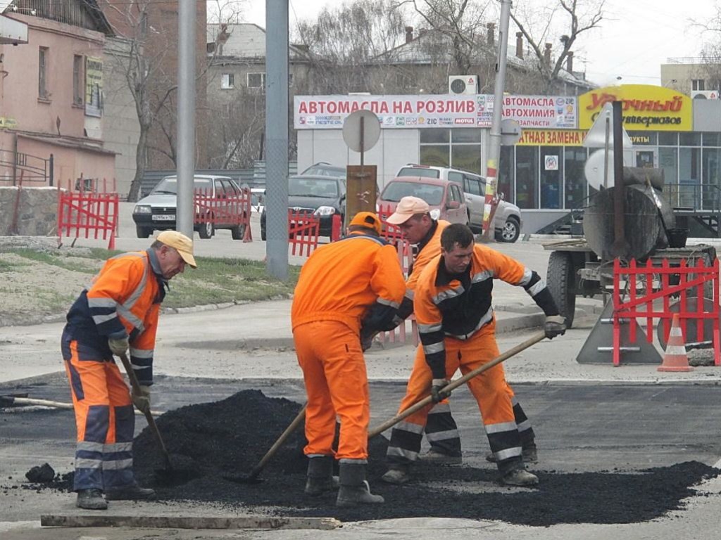 В Киеве коммунальщики «латали» лужи асфальтом с помощью швабры: в сети возмутились (ВИДЕО)