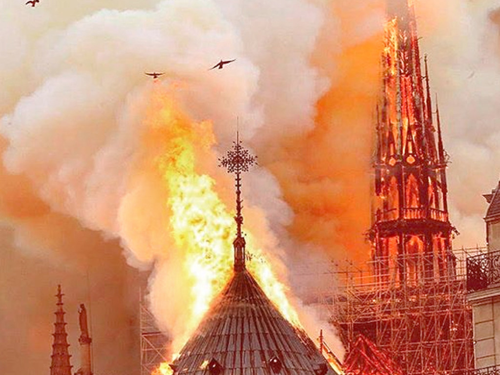 Почему загорелся Собор Парижской Богоматери: Названы версии, готовятся допросы