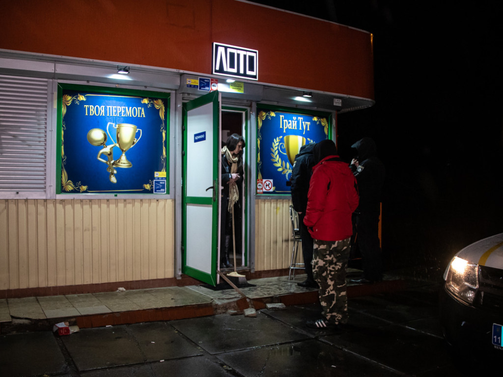 Неадекватный мужчина бросил дымовую шашку в зал игровых автоматов на столичном Виноградаре (ФОТО)