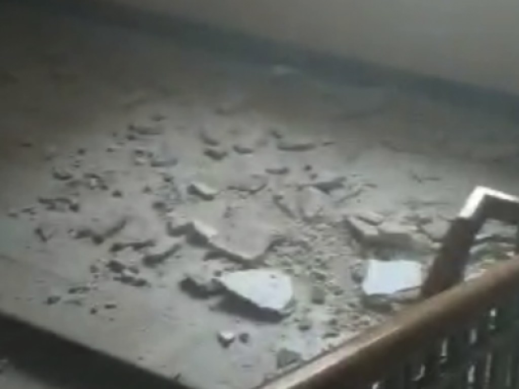 В одной из Харьковских школ в центре города обвалилась часть потолка: дети чудом уцелели (ФОТО)