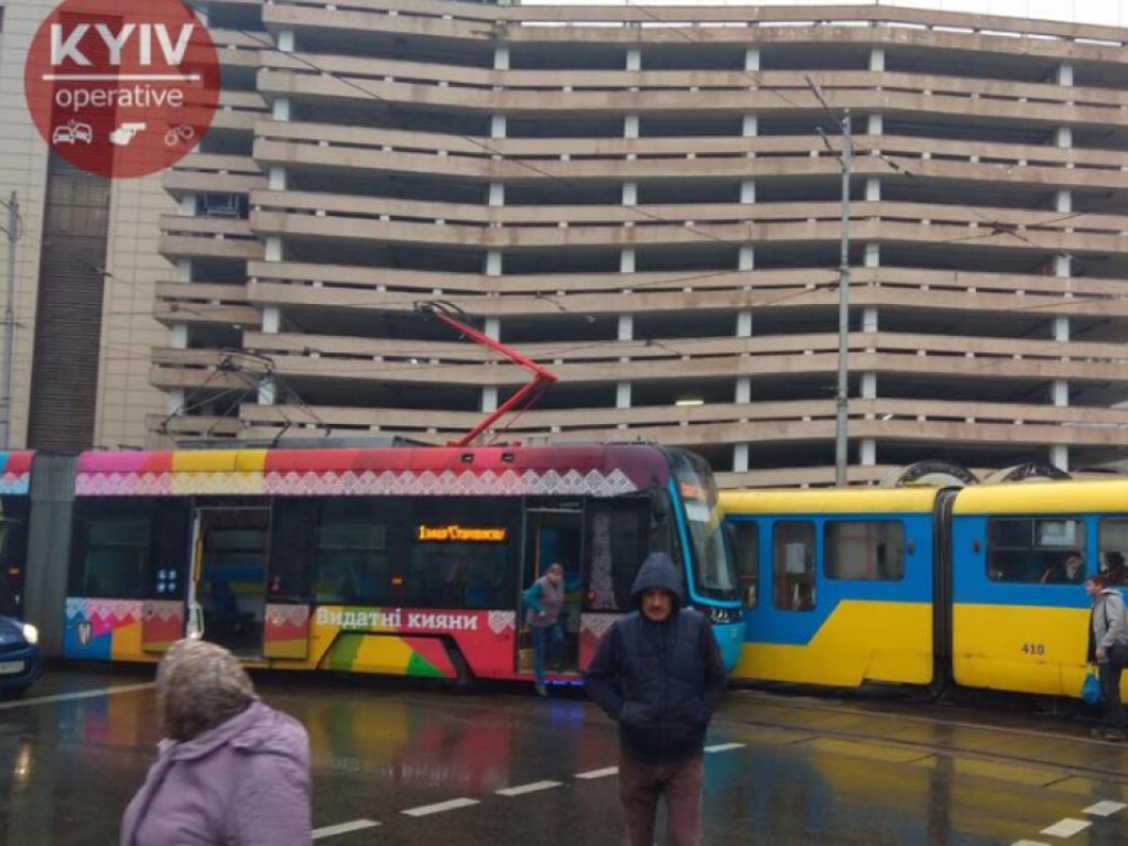 Столкнулись на повороте: В Киеве остановил работу скоростной трамвай (ФОТО)