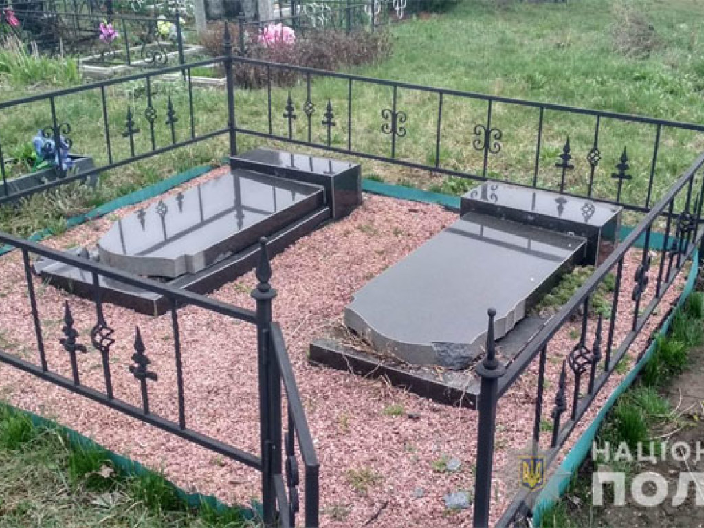 Сдали металл ради водки: Под Киевом подростки устроили жуткий погром на кладбище (ФОТО)