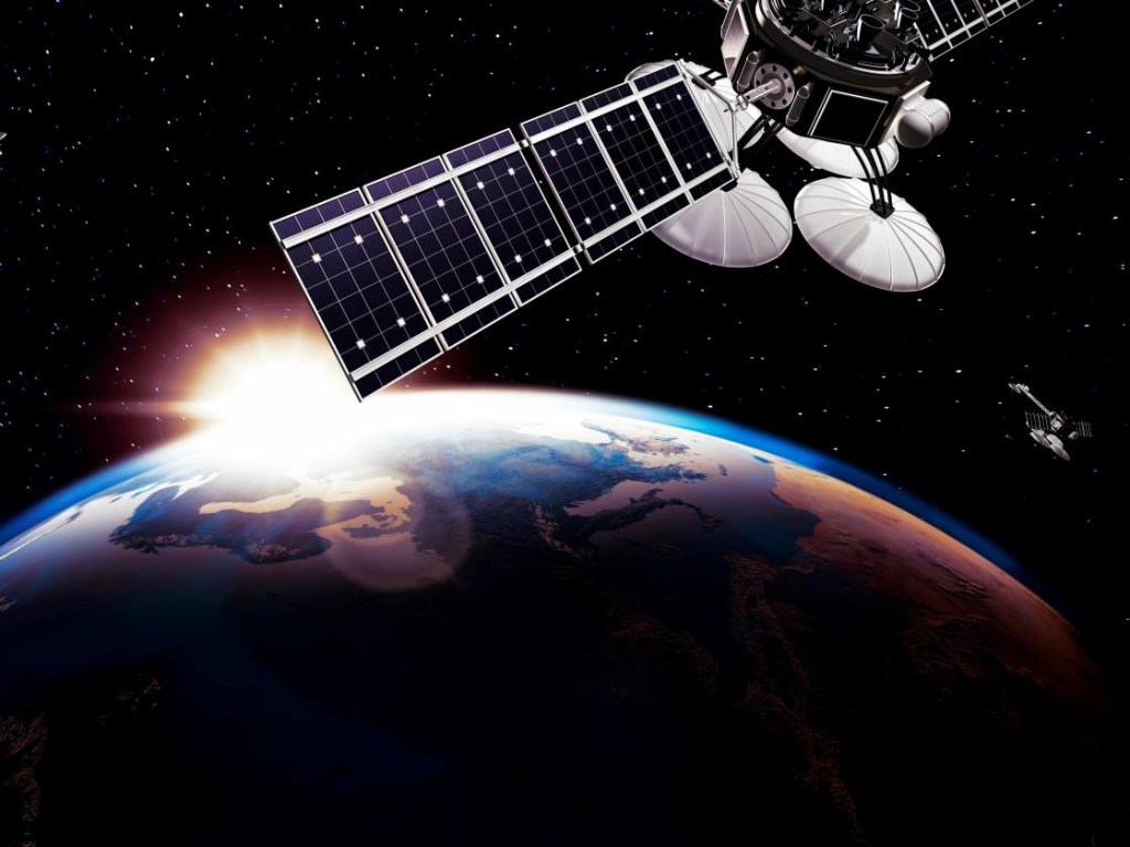 За год на околоземной орбите разрушились восемь спутников